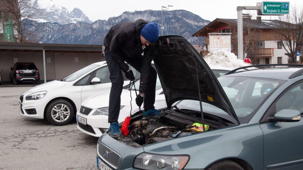 Roadside DIY car repair, Volvo V50 DIY car repair